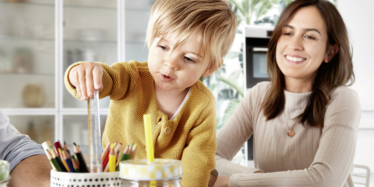 Unsere Küchen-Profis wissen genau, worauf es bei einer Familienküche ankommt. Wir beraten Sie ausgiebig und entwickeln mit Ihnen gemeinsam ein auf Ihre individuellen Bedürfnisse angepasstes Raumkonzept. Das beginnt mit der Planung der optimalen Laufwege, der Anordnung der Möbel und Funktionsbereiche und der Auswahl der passenden Elektrogeräte: Wo wird das Essen vorbereitet? Wo wird gemeinsam gegessen? So können Sie einen kühlen Kopf bewahren, wenn Sie einen Backofen wählen, der auch bei vollem Betrieb eine kühle Front behält. 