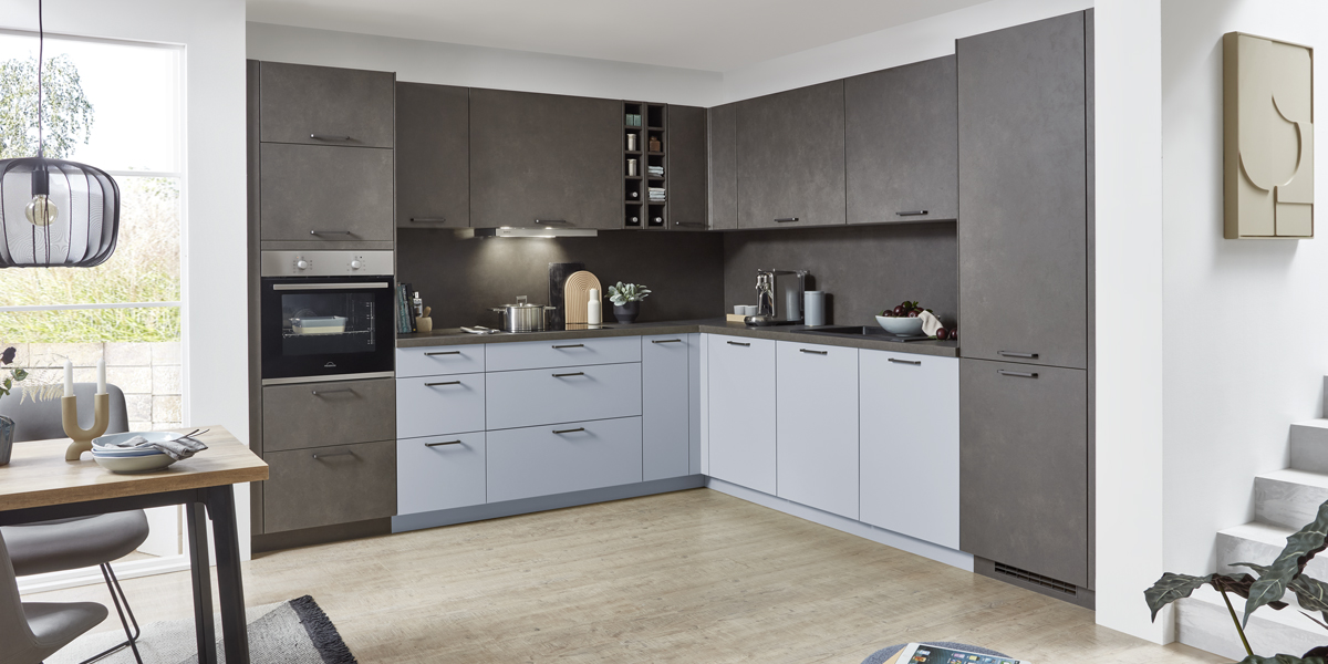 Für viele Grundrisse bietet sie die ideale Form: Die klassische L-Küche mit speziellen Ecklösungen für Schränke sowie einem zentralen Arbeitsschwerpunkt. Sie macht die Arbeitswege kurz, das Kochen direkt und gibt Ihren frischen Kreationen die besondere Würze.