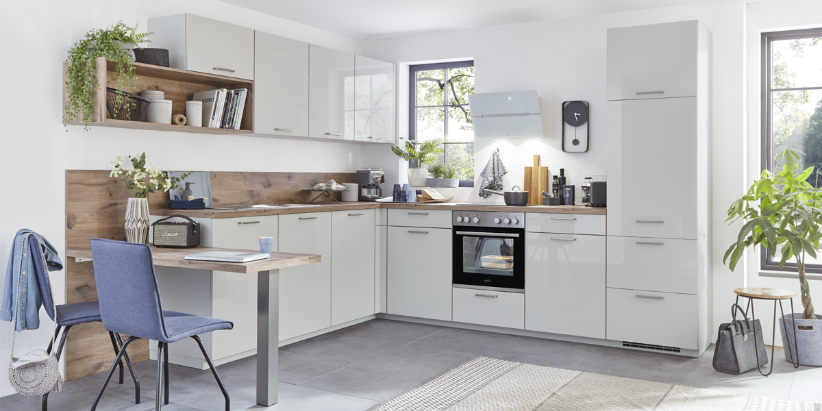 Für viele Grundrisse bietet sie die ideale Form: Die klassische L-Küche mit speziellen Ecklösungen für Schränke sowie einem zentralen Arbeitsschwerpunkt. Sie macht die Arbeitswege kurz, das Kochen direkt und gibt Ihren frischen Kreationen die besondere Würze.