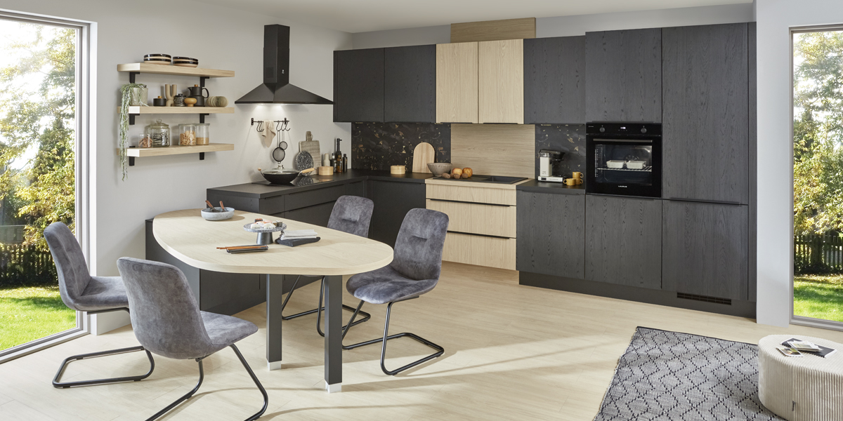 Für viele Grundrisse bietet sie die ideale Form: Die klassische L-Küche mit speziellen Ecklösungen für Schränke sowie einem zentralen Arbeitsschwerpunkt. Sie macht die Arbeitswege kurz, das Kochen direkt und gibt Ihren frischen Kreationen die besondere Würze.