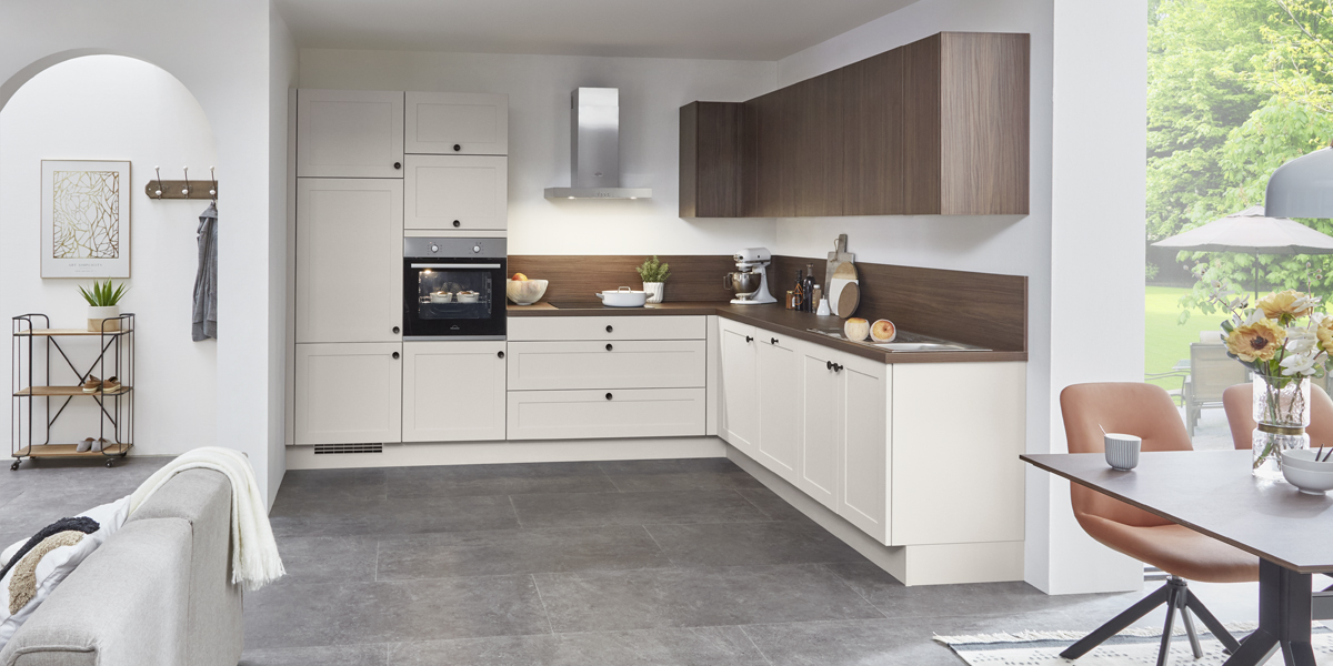 Für viele Grundrisse bietet sie die ideale Form: Die klassische L-Küche mit speziellen Ecklösungen für Schränke sowie einem zentralen Arbeitsschwerpunkt. Sie macht die Arbeitswege kurz, das Kochen direkt und gibt Ihren frischen Kreationen die besondere Würze.