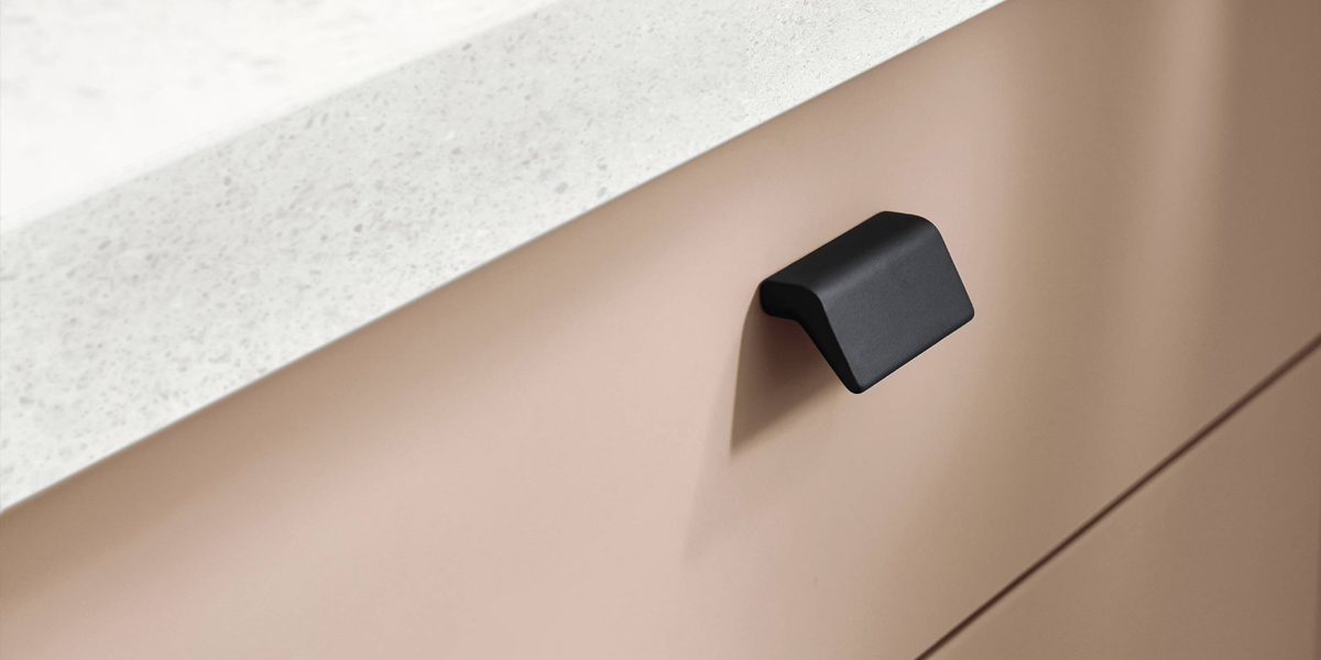 Küchengriffe gehören neben den Fronten und der Arbeitsplatte zu den wichtigsten Gestaltungsmitteln einer Küche. Bei uns finden Sie eine große Auswahl an Farben, Formen und Materialien, kommen Sie vorbei uns lassen Sie sich von unseren Experten beraten. Wir zeigen Ihnen, welche Möglichkeiten Sie bei der haben und wo die Unterschiede liegen.