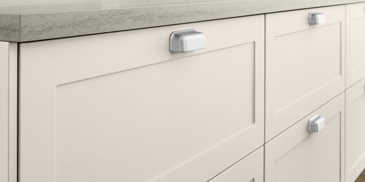 Küchengriffe gehören neben den Fronten und der Arbeitsplatte zu den wichtigsten Gestaltungsmitteln einer Küche. Bei uns finden Sie eine große Auswahl an Farben, Formen und Materialien, kommen Sie vorbei uns lassen Sie sich von unseren Experten beraten. Wir zeigen Ihnen, welche Möglichkeiten Sie bei der haben und wo die Unterschiede liegen.